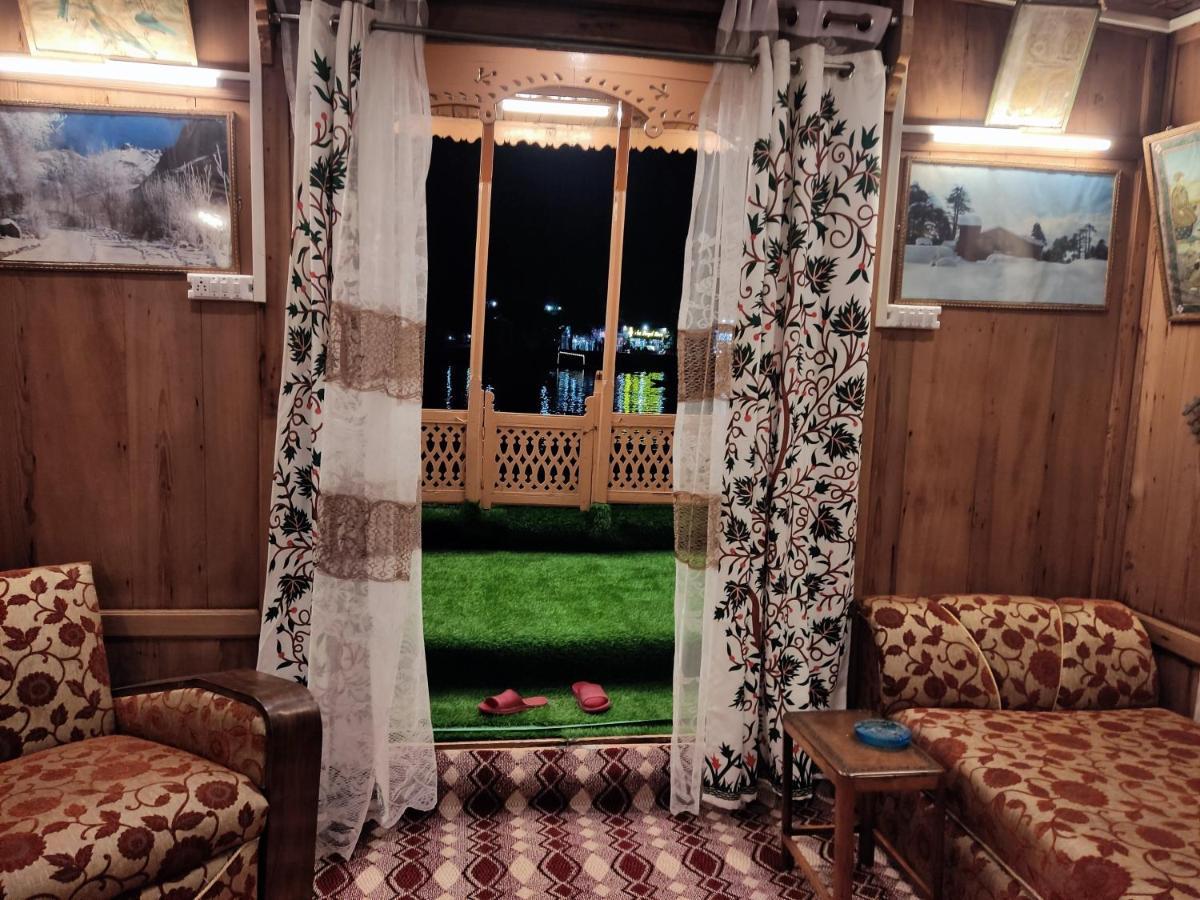 Houseboat Young Balmoral Castle Srīnagar Buitenkant foto