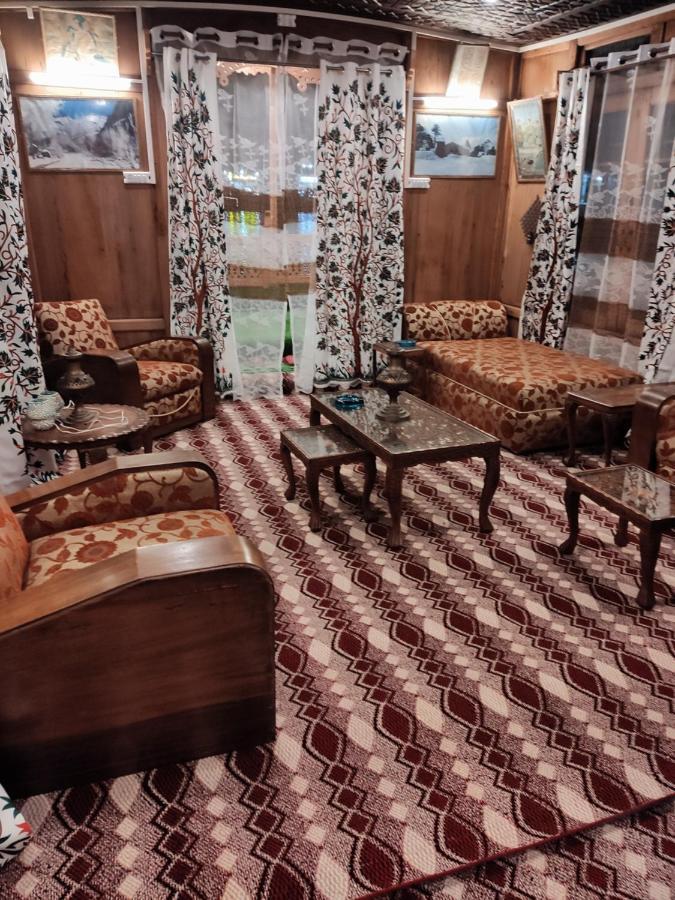 Houseboat Young Balmoral Castle Srīnagar Buitenkant foto