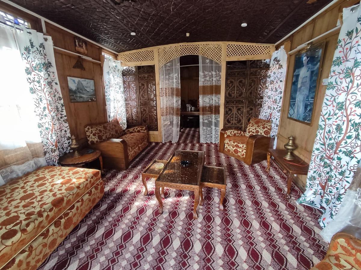Houseboat Young Balmoral Castle Srīnagar Buitenkant foto