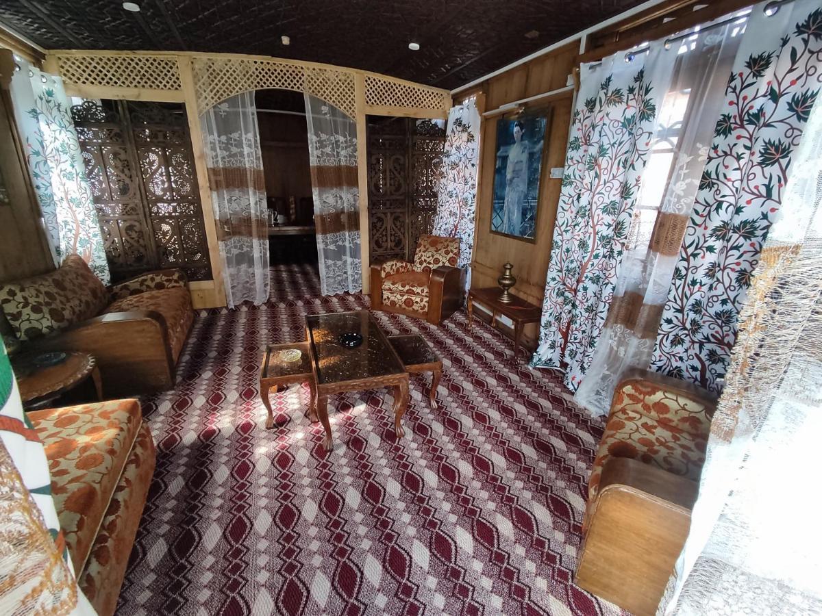 Houseboat Young Balmoral Castle Srīnagar Buitenkant foto